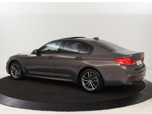 BMW 5-SERIE 530e iPerformance M-sport | Schuifdak | Camera | Alcantara | Stoelverwarming | Carplay | Elektrische sportstoelen | Full LED | Navigatie | Live Cockpit