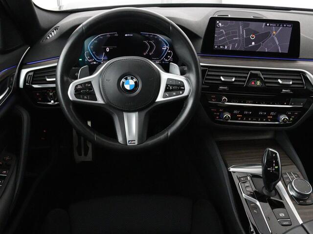 BMW 5-SERIE 530e iPerformance M-sport | Schuifdak | Camera | Alcantara | Stoelverwarming | Carplay | Elektrische sportstoelen | Full LED | Navigatie | Live Cockpit