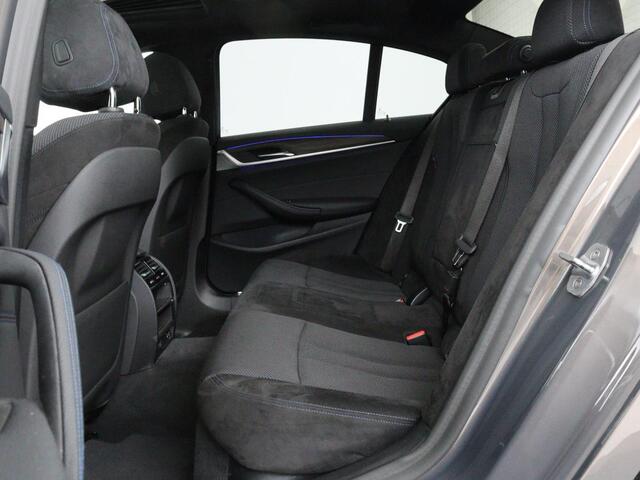BMW 5-SERIE 530e iPerformance M-sport | Schuifdak | Camera | Alcantara | Stoelverwarming | Carplay | Elektrische sportstoelen | Full LED | Navigatie | Live Cockpit