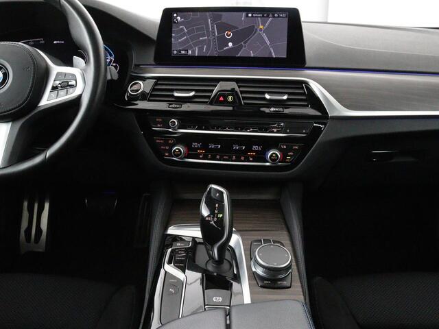 BMW 5-SERIE 530e iPerformance M-sport | Schuifdak | Camera | Alcantara | Stoelverwarming | Carplay | Elektrische sportstoelen | Full LED | Navigatie | Live Cockpit