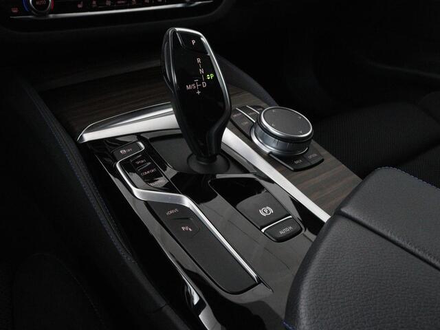 BMW 5-SERIE 530e iPerformance M-sport | Schuifdak | Camera | Alcantara | Stoelverwarming | Carplay | Elektrische sportstoelen | Full LED | Navigatie | Live Cockpit
