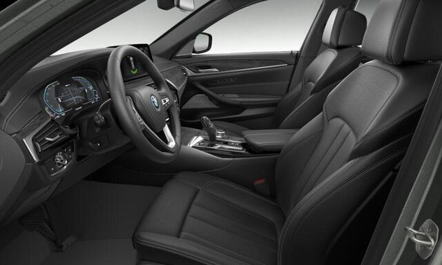 BMW 5-SERIE Touring 530e xDrive High Executive Luxury Line - Panoramadak - Parking/Driving Assistant - Head up - Comfort Access - Soft Close - Harman Kardon - Comfort stoelen - Stoelventilatie/massage - Ambiance verlichting -