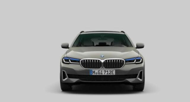 BMW 5-SERIE Touring 530e xDrive High Executive Luxury Line - Panoramadak - Parking/Driving Assistant - Head up - Comfort Access - Soft Close - Harman Kardon - Comfort stoelen - Stoelventilatie/massage - Ambiance verlichting -