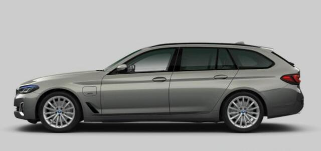 BMW 5-SERIE Touring 530e xDrive High Executive Luxury Line - Panoramadak - Parking/Driving Assistant - Head up - Comfort Access - Soft Close - Harman Kardon - Comfort stoelen - Stoelventilatie/massage - Ambiance verlichting -