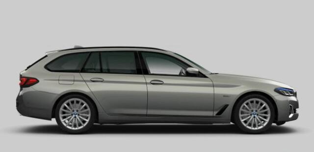 BMW 5-SERIE Touring 530e xDrive High Executive Luxury Line - Panoramadak - Parking/Driving Assistant - Head up - Comfort Access - Soft Close - Harman Kardon - Comfort stoelen - Stoelventilatie/massage - Ambiance verlichting -