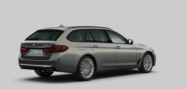 BMW 5-SERIE Touring 530e xDrive High Executive Luxury Line - Panoramadak - Parking/Driving Assistant - Head up - Comfort Access - Soft Close - Harman Kardon - Comfort stoelen - Stoelventilatie/massage - Ambiance verlichting -