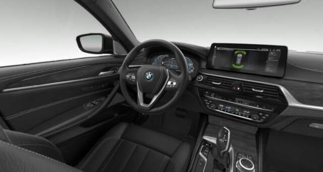 BMW 5-SERIE Touring 530e xDrive High Executive Luxury Line - Panoramadak - Parking/Driving Assistant - Head up - Comfort Access - Soft Close - Harman Kardon - Comfort stoelen - Stoelventilatie/massage - Ambiance verlichting -