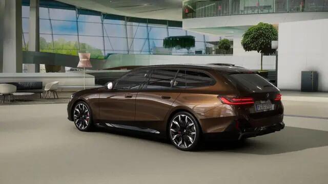 BMW 5-SERIE Touring 530e M Sport Automaat / Panoramadak / Trekhaak / Bowers & Wilkins / M Multifunctionele Stoelen / Adaptieve LED / Stoelventilatie / Parking Assistant Plus