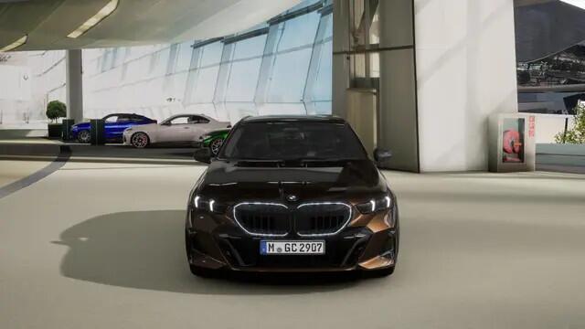 BMW 5-SERIE Touring 530e M Sport Automaat / Panoramadak / Trekhaak / Bowers & Wilkins / M Multifunctionele Stoelen / Adaptieve LED / Stoelventilatie / Parking Assistant Plus
