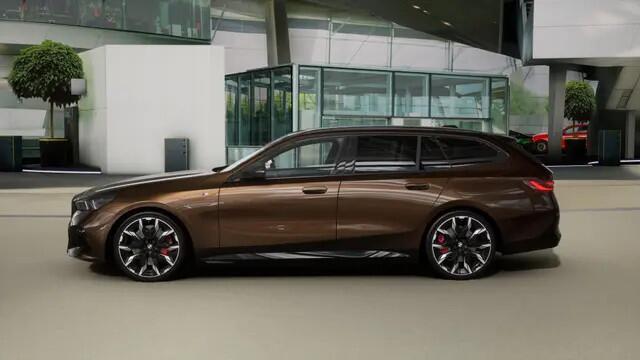 BMW 5-SERIE Touring 530e M Sport Automaat / Panoramadak / Trekhaak / Bowers & Wilkins / M Multifunctionele Stoelen / Adaptieve LED / Stoelventilatie / Parking Assistant Plus