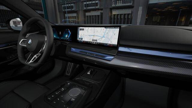 BMW 5-SERIE Touring 530e M Sport Automaat / Panoramadak / Trekhaak / Bowers & Wilkins / M Multifunctionele Stoelen / Adaptieve LED / Stoelventilatie / Parking Assistant Plus