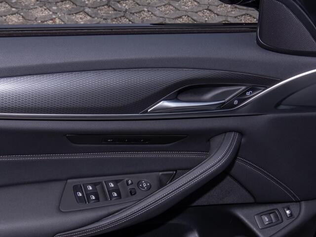BMW 5-SERIE Touring 530e M-SPORT ** LASER, LEDER, PANORAMA, TREKH, CARBON SCHWARZ ** ¤ 37.000,= onder NP - Ex BMW-AG **