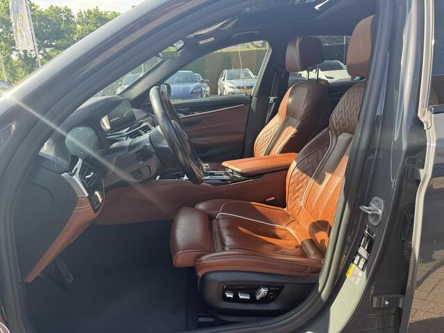 BMW 5-SERIE 530e iPerformance High Executive / Schuifdak / 360Camera / Head-up / 20'' / Volleder / Harman Kardon / Keyless / Navigatie / Stoelventilatie / Stuurverwarming / Dodehoek / ACC