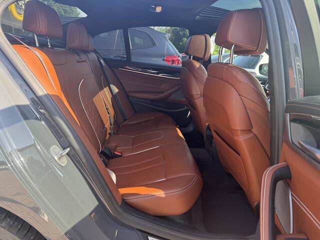 BMW 5-SERIE 530e iPerformance High Executive / Schuifdak / 360Camera / Head-up / 20'' / Volleder / Harman Kardon / Keyless / Navigatie / Stoelventilatie / Stuurverwarming / Dodehoek / ACC