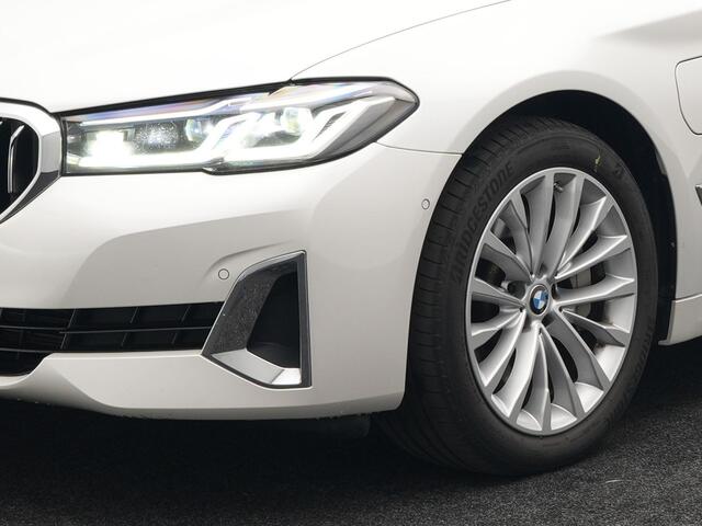 BMW 5-SERIE Touring 530e xDrive Luxury Line Plug In Hybrid 293pk PHEV | Panodak | Laser LED | 360 Camera | Lederen Comfortstoelen Memory | Head Up | Keyless | Stuur Verwarmd | BLIS |