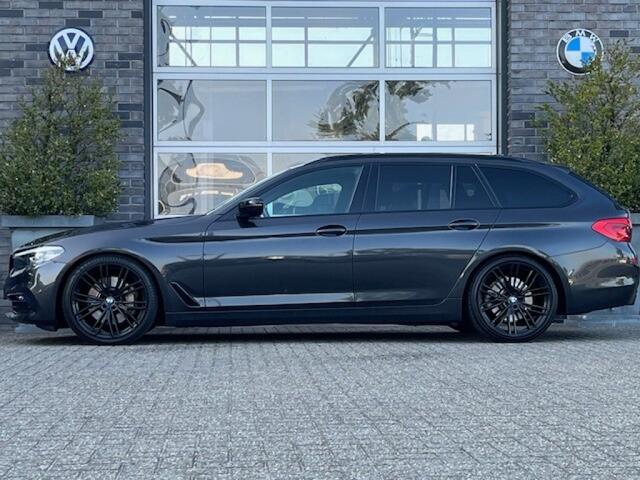 BMW 5-SERIE 530i SPORT TOURING - PANO - HARMAN KARDON - 20 INCH - ORG. NL.