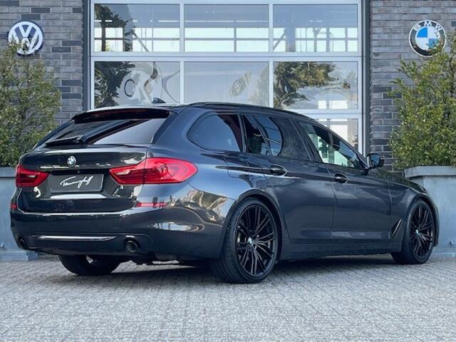 BMW 5-SERIE 530i SPORT TOURING - PANO - HARMAN KARDON - 20 INCH - ORG. NL.