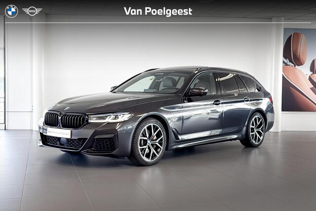 BMW 5-SERIE Touring 530e Business Edition Plus | M Sport | Stoelverwarming | Glazen Panoramadak | Head-up Display | Trekhaak |