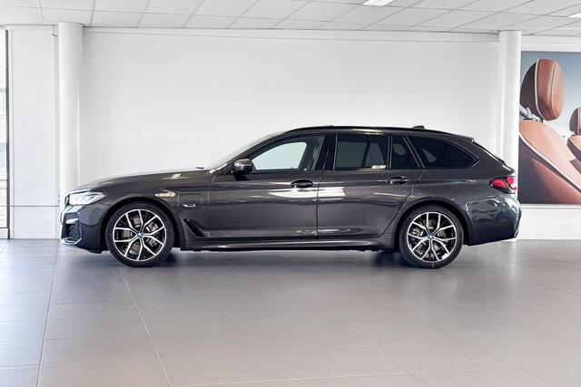 BMW 5-SERIE Touring 530e Business Edition Plus | M Sport | Stoelverwarming | Glazen Panoramadak | Head-up Display | Trekhaak |
