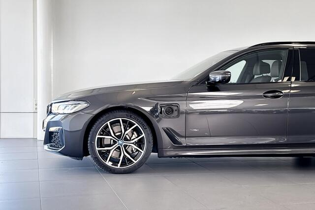 BMW 5-SERIE Touring 530e Business Edition Plus | M Sport | Stoelverwarming | Glazen Panoramadak | Head-up Display | Trekhaak |