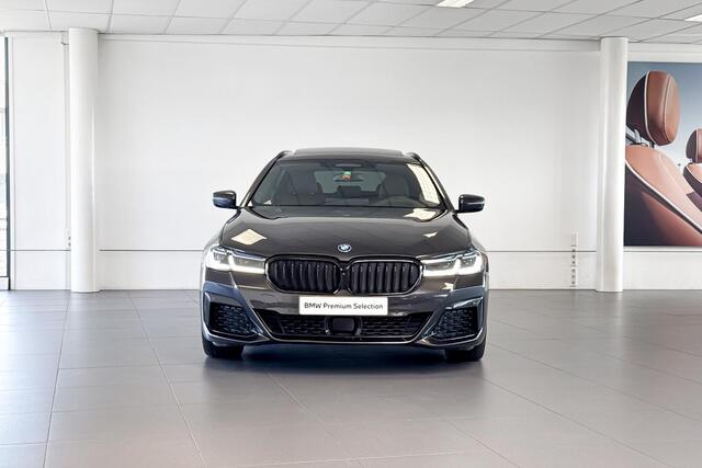BMW 5-SERIE Touring 530e Business Edition Plus | M Sport | Stoelverwarming | Glazen Panoramadak | Head-up Display | Trekhaak |