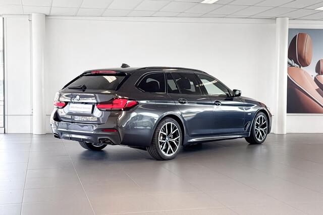 BMW 5-SERIE Touring 530e Business Edition Plus | M Sport | Stoelverwarming | Glazen Panoramadak | Head-up Display | Trekhaak |