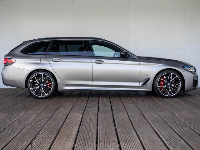 BMW 5-SERIE Touring 540i xDrive | High Executive | M Sportpakket | Verwarmd Stuurwiel | Comfort Access | Panoramadak | Stoelverwarming | Head-Up Display | Harman Kardon