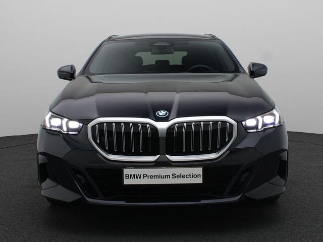 BMW 5-SERIE 530e Touring M Sport Edition | Travel Pack | Trekhaak | Achteruitrijcamera | Driving Assistant Plus | 20"