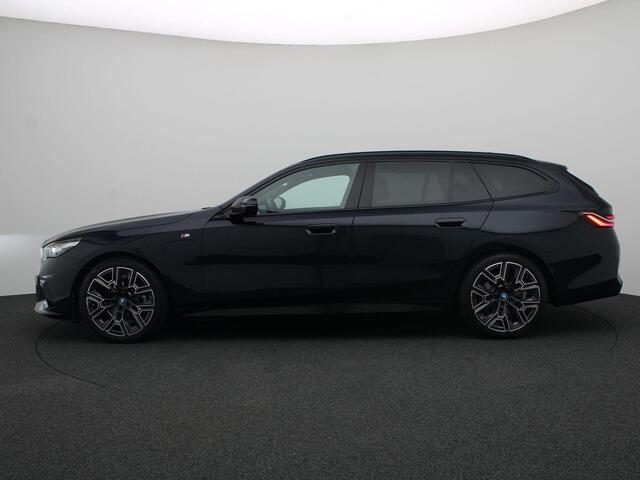 BMW 5-SERIE 530e Touring M Sport Edition | Travel Pack | Trekhaak | Achteruitrijcamera | Driving Assistant Plus | 20"