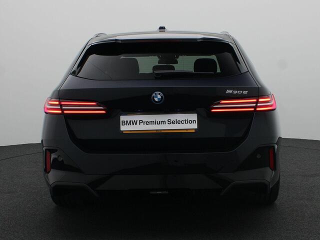 BMW 5-SERIE 530e Touring M Sport Edition | Travel Pack | Trekhaak | Achteruitrijcamera | Driving Assistant Plus | 20"