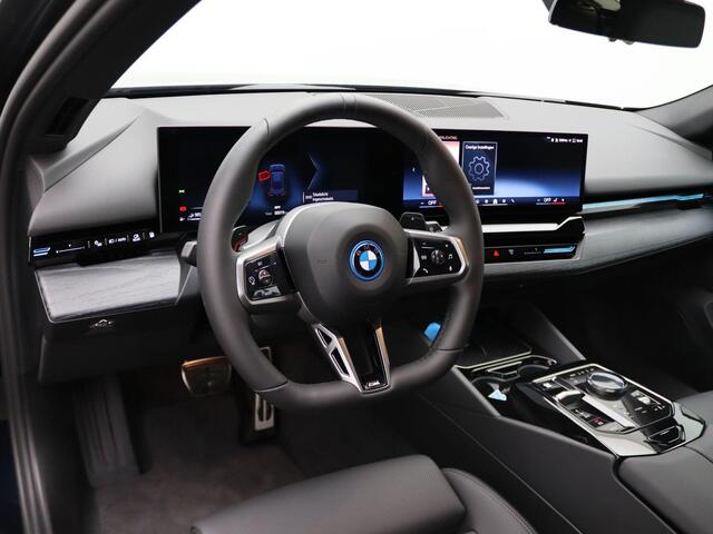 BMW 5-SERIE 530e Touring M Sport Edition | Travel Pack | Trekhaak | Achteruitrijcamera | Driving Assistant Plus | 20"