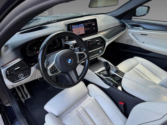 BMW 5-SERIE Sedan 530e M Sportpakket | Achteruitrijcamera | Elektrisch glazen schuif-/kanteldak | Comfortstoelen voor | BMW Head-Up Display | Driving Assistant