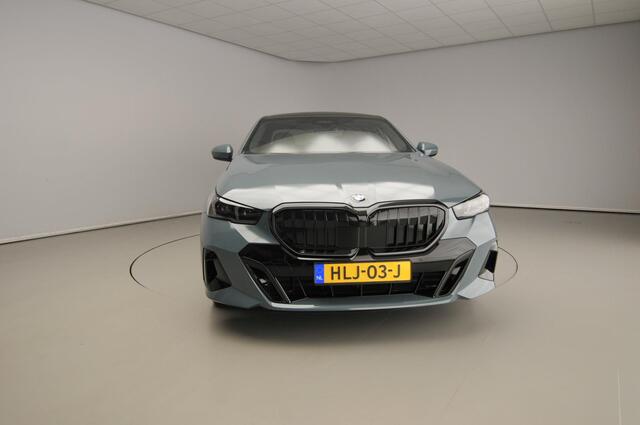 BMW 5-SERIE Sedan 540d xDrive M-Sportpakket Pro / Trekhaak / Panoramadak / Comfortstoelen / Bower & Wilkins /