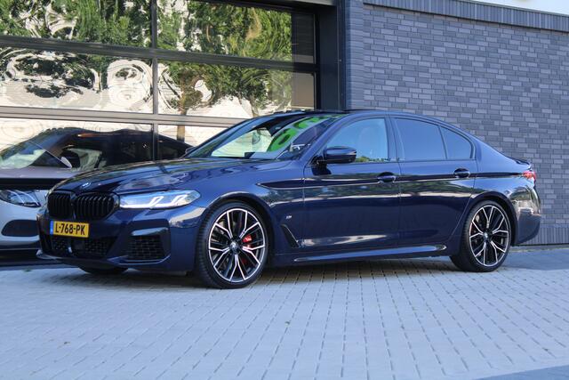BMW 5-SERIE M550i xDrive High Executive | VOL! | PANO | B&W | MASSAGE | 4WIELSTURING | HUD | SOFT CLOSE | KEYLESS |