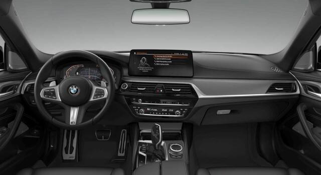 BMW 5-SERIE Touring 520i M-Sport | Panoramadak | Head Up | Elektr. Trekhaak