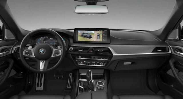 BMW 5-SERIE Touring 530e M-Sport | Panoramadak | CoPilot | Meesturende achteras