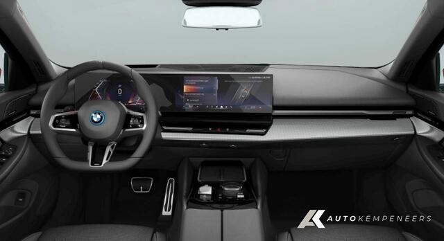 BMW 5-SERIE 530e M Sport Pro | Head-Up | Driving Ass. Prof.| Harman/Kardon | Keyless | 360° | Trekhaak | 19 Inch |