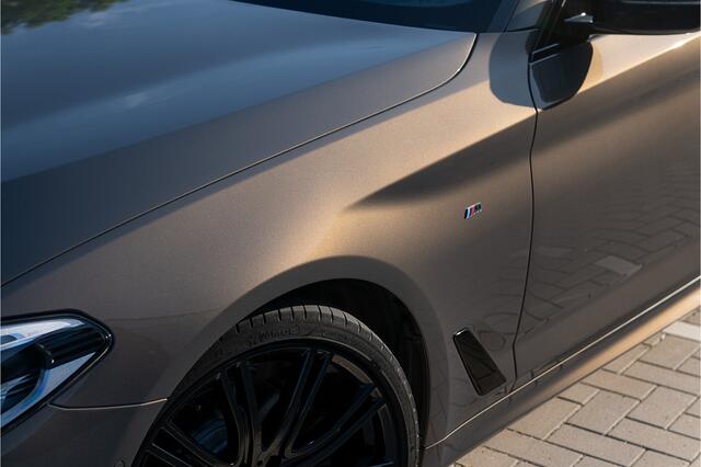 BMW 5-SERIE Touring 520i M Sport Pano Comfortstoel. Head Up Driving Assist Ambient Laser