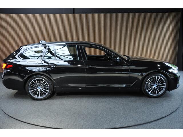 BMW 5-SERIE Touring 530e xDrive Navi Elektr. achterklep PDC Camera Carplay Virtual Elektr. uitklapbare trekhaak LED Stoelverwarming DAB Climate (3-zone) LM velgen BTW auto