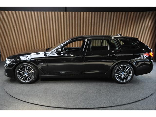 BMW 5-SERIE Touring 530e xDrive Navi Elektr. achterklep PDC Camera Carplay Virtual Elektr. uitklapbare trekhaak LED Stoelverwarming DAB Climate (3-zone) LM velgen BTW auto