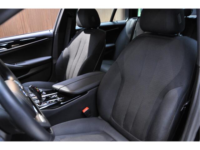 BMW 5-SERIE Touring 530e xDrive Navi Elektr. achterklep PDC Camera Carplay Virtual Elektr. uitklapbare trekhaak LED Stoelverwarming DAB Climate (3-zone) LM velgen BTW auto