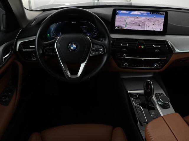 BMW 5-SERIE 530e Business Edition Plus | Laser LED | Head-Up | Leder | Stoelverwarming | Trekhaak | Camera | Park Assist | Carplay | Navigatie | Memory | Live Cockpit