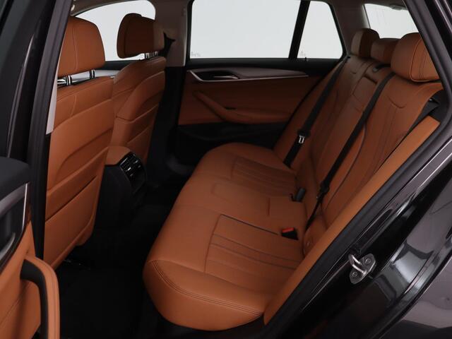 BMW 5-SERIE 530e Business Edition Plus | Laser LED | Head-Up | Leder | Stoelverwarming | Trekhaak | Camera | Park Assist | Carplay | Navigatie | Memory | Live Cockpit