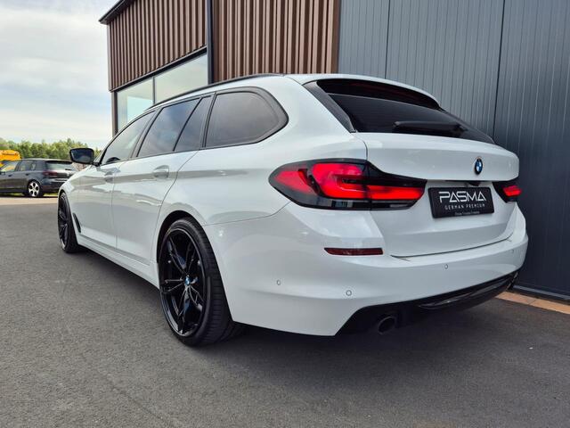 BMW 5-SERIE Touring 520i High Executive | Camera | Trekhaak | 20 inch | Elek. achterklep