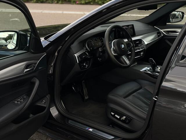BMW 5-SERIE 520I M SPORT PANO HUD STOELVENTIELATIE