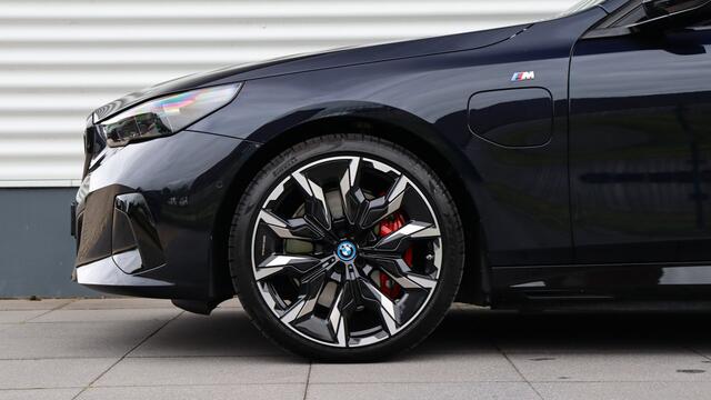 BMW 5-SERIE Touring 550e xDrive M-Sport Pro | Stoelventilatie | Bowers & Wilkins | M Onderstel Professional | Panormadak | Trekhaak