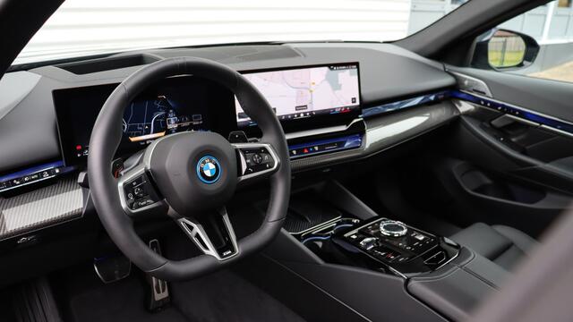 BMW 5-SERIE Touring 550e xDrive M-Sport Pro | Stoelventilatie | Bowers & Wilkins | M Onderstel Professional | Panormadak | Trekhaak