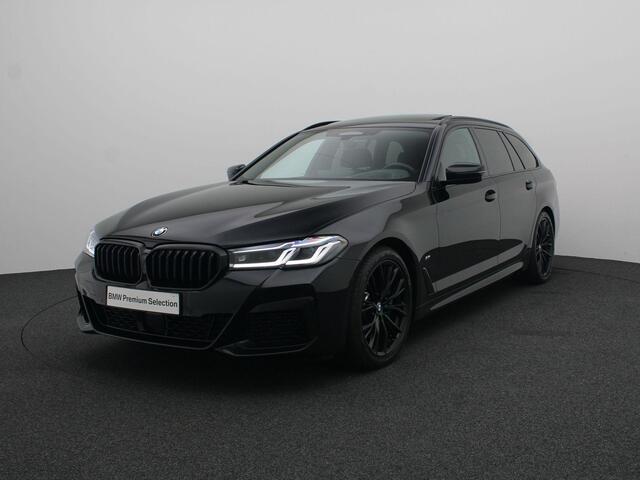 BMW 5-SERIE Touring 530i M Sportpakket | Stuurwielrand Verwarmd | Comfort Access | Panoramadak | Driving Assistant Professional | Head-Up Display | HiFi | 18''