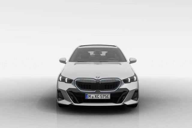 BMW 5-SERIE Touring 530e M Sport Edition | M Sport Pro | Innovation Pack | Travel Pack | Comfort Pack | Trekhaak