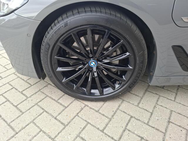 BMW 5-SERIE Touring 520e High Executive 19INCH PANORAMA DAK